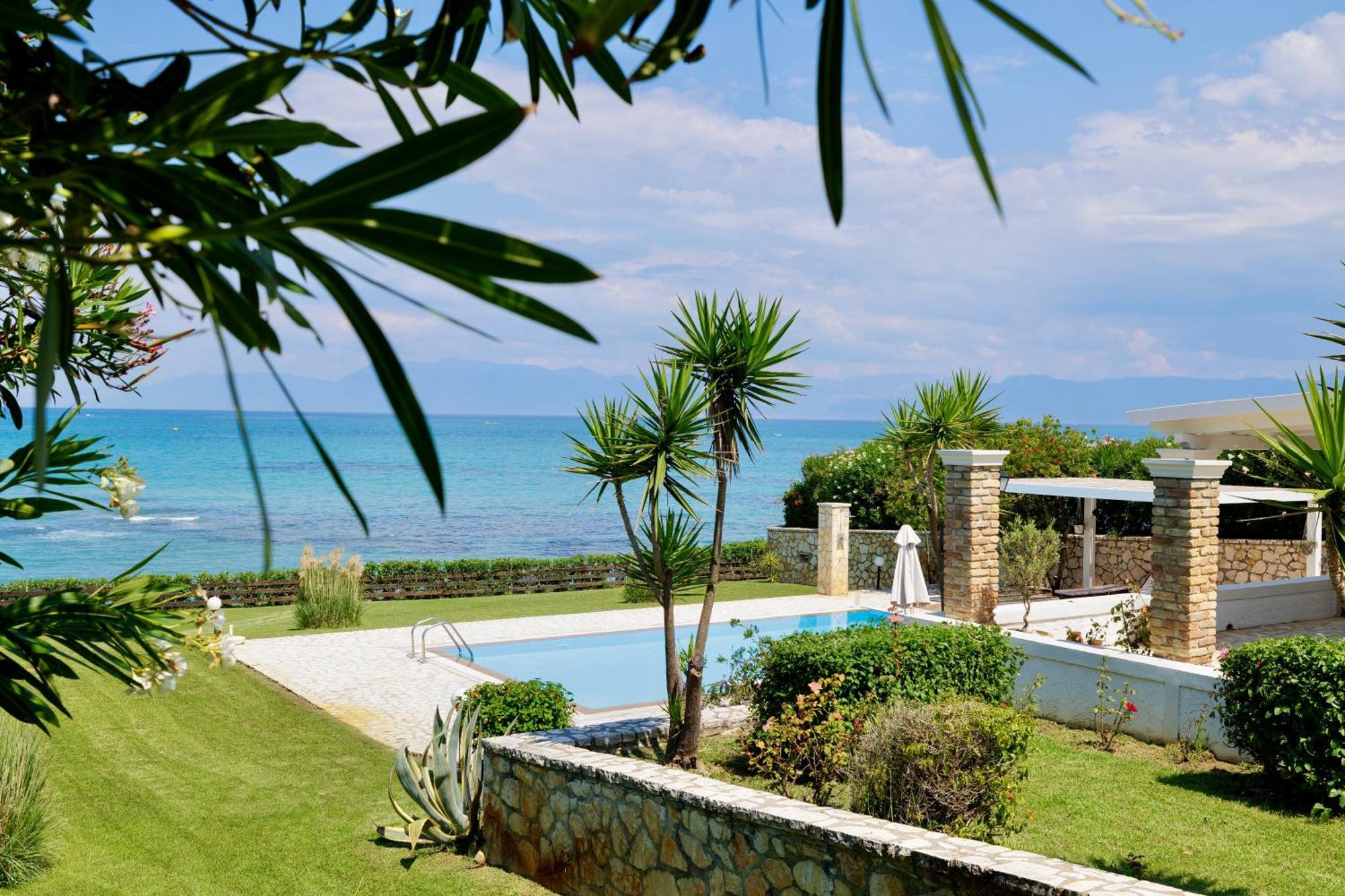 Beachfront Villa Victoras - With Private Beach Sidárion Exterior foto