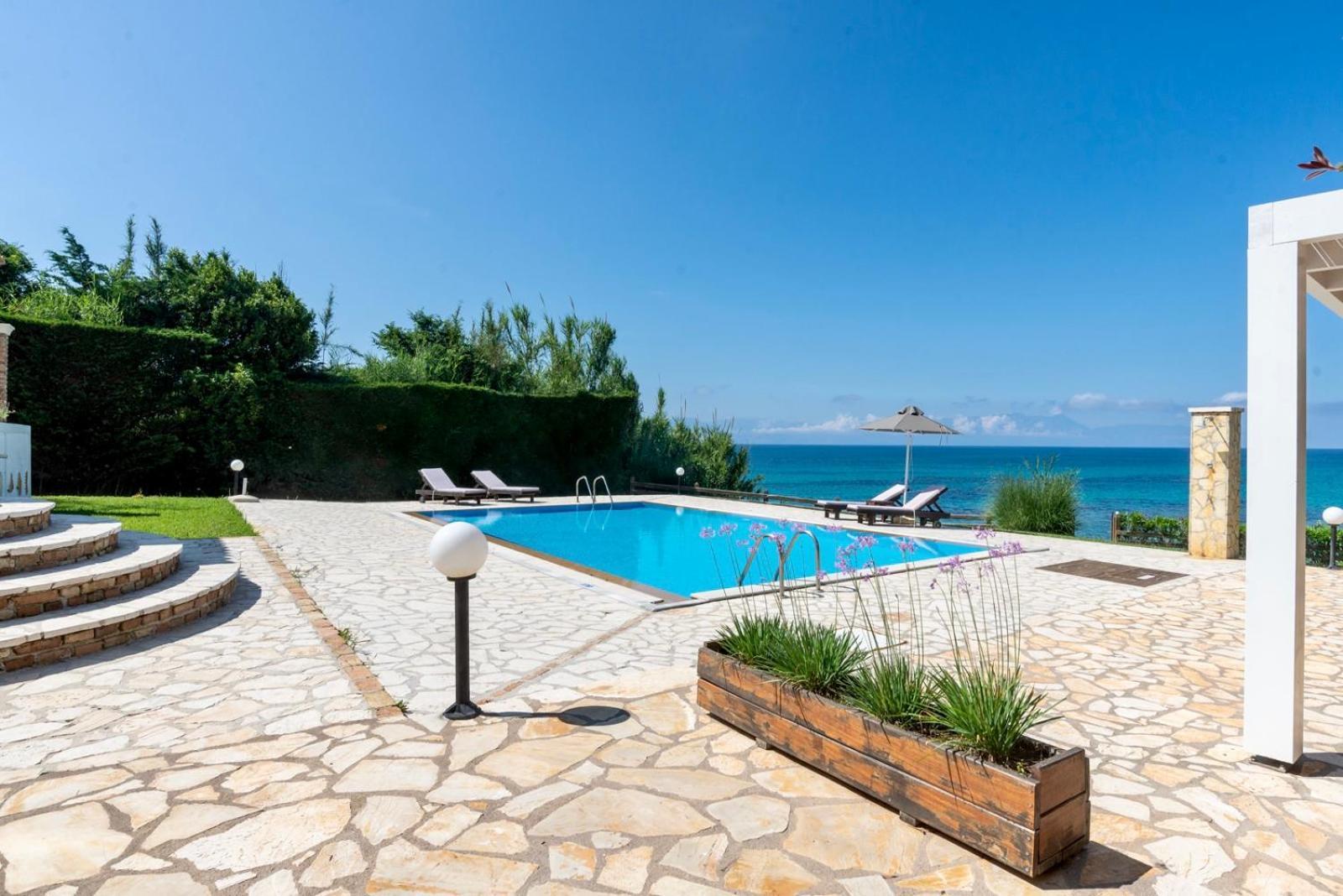 Beachfront Villa Victoras - With Private Beach Sidárion Exterior foto