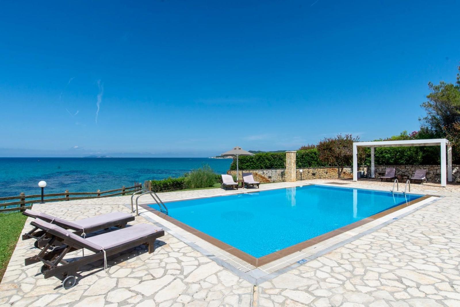 Beachfront Villa Victoras - With Private Beach Sidárion Exterior foto