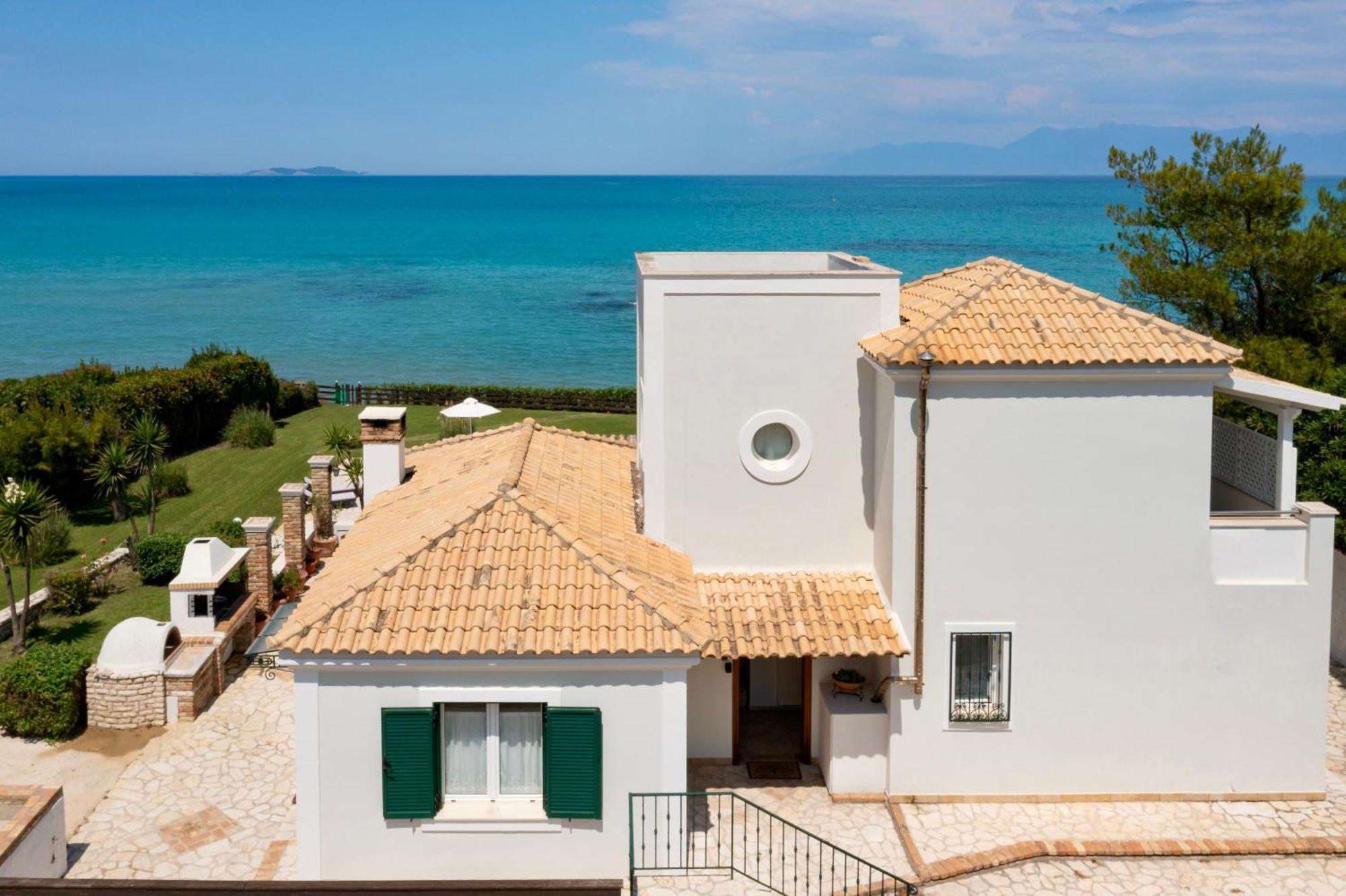 Beachfront Villa Victoras - With Private Beach Sidárion Exterior foto