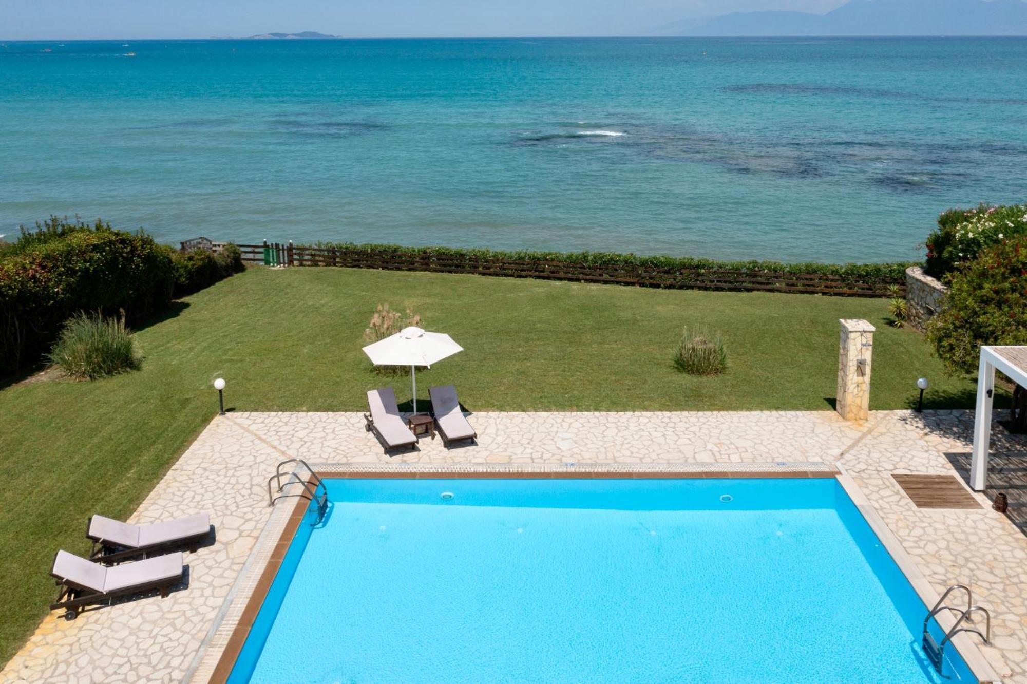 Beachfront Villa Victoras - With Private Beach Sidárion Exterior foto